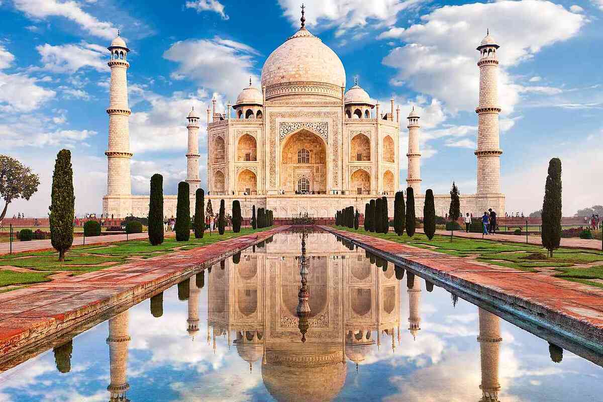 Sejarah Hingga Arsitektur Megah Taj Mahal yang Megah