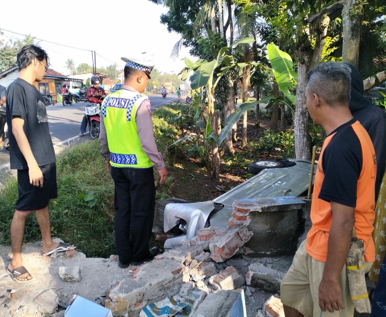 Diduga Sopir Mengantuk, Daihatsu Xenia Terbalik Setelah Hantam Pagar Rumah Warga