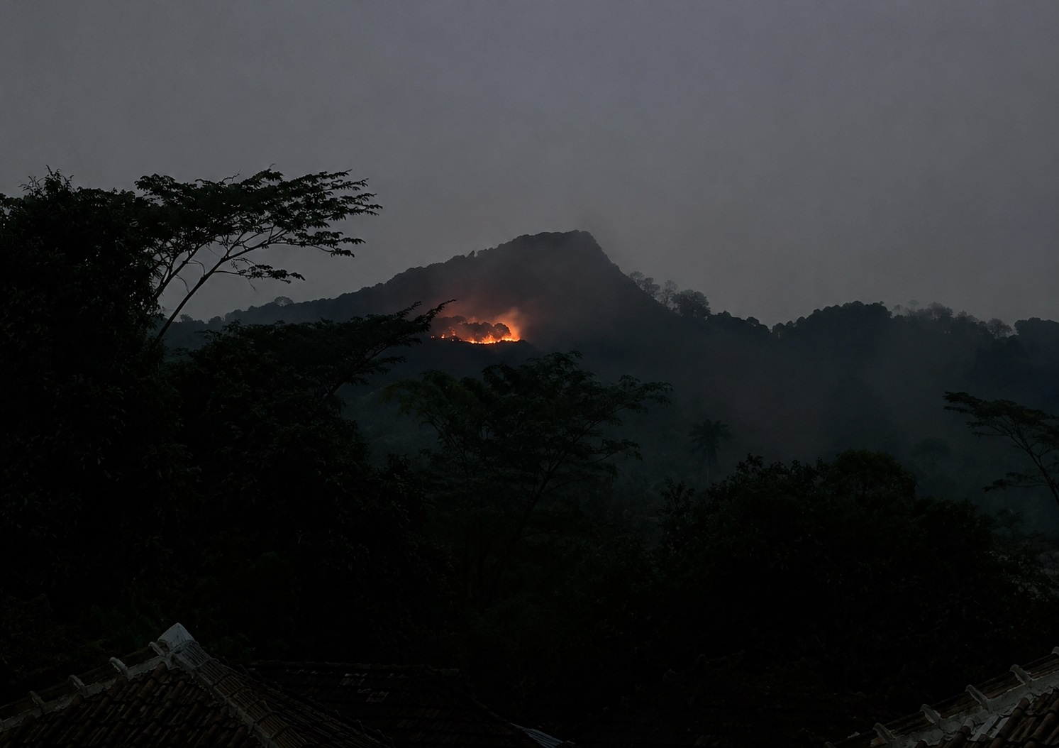 Karhutla Gunung Putri Banyumas Kembali Terjadi, Warga Berhasil Jinakkan Api