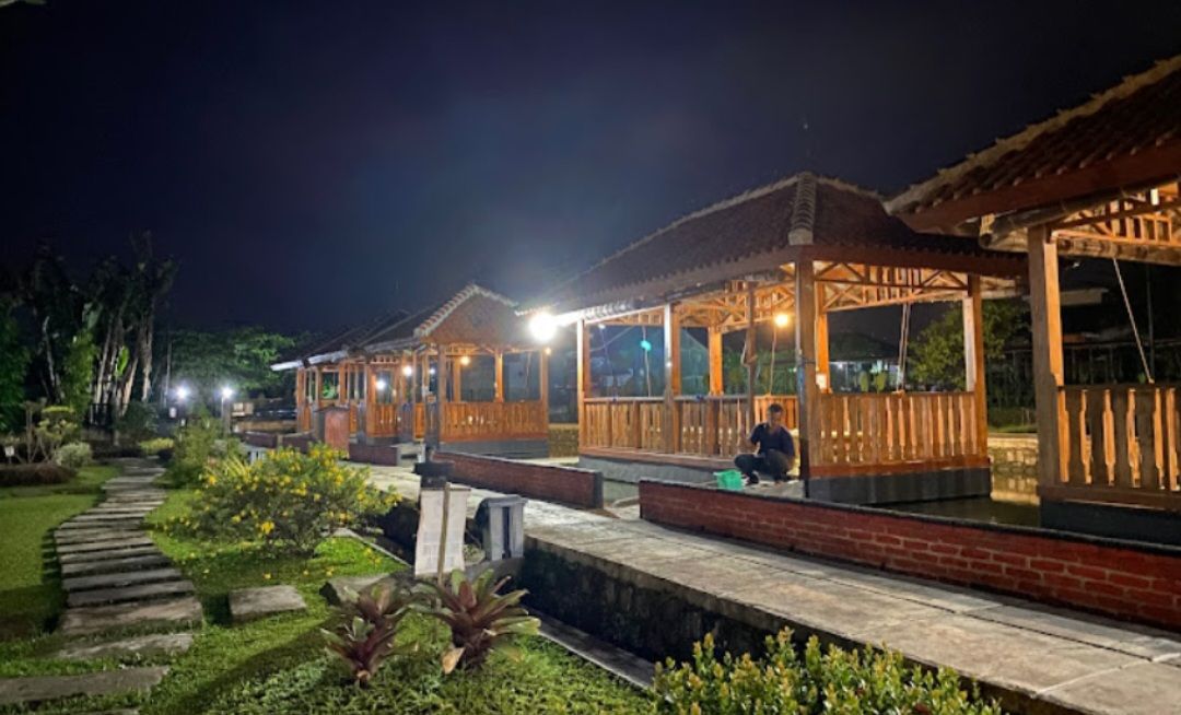 Menikmati Kuliner Istimewa dan Lalu Lalang Kereta di Warung Kopi Sepuran