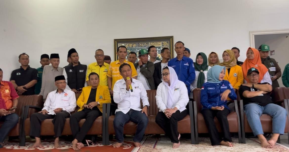 Unggul Hitung Cepat Pilkada, Syamsul-Ammy Minta Gunakan Simbol 5 Jari Wujud Kebersamaan dengan Paslon Lain