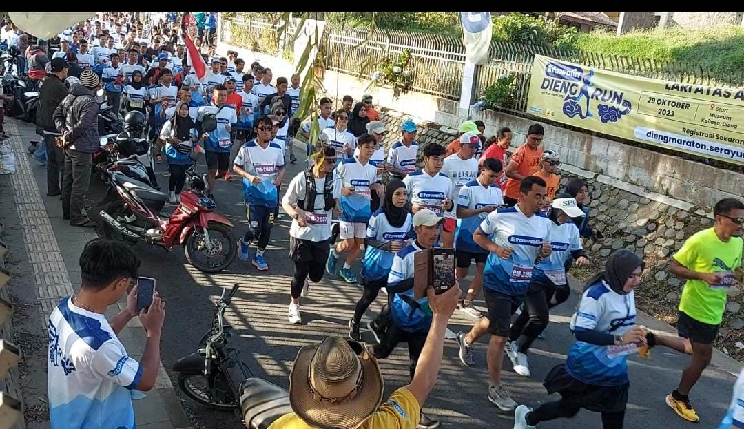 Ribuan Pelari Selesaikan Finish di Etawalin Dieng Run Lari Atas Awan 2023