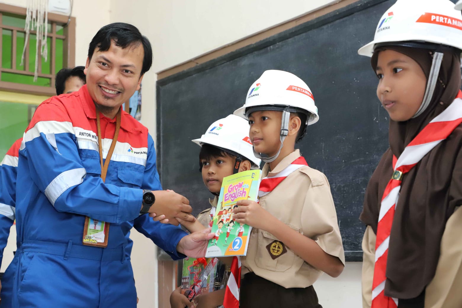 Tebar Buku dan Inspirasi, Ini Aksi Relawan Pertamina Peduli Cilacap untuk Anak-anak SD