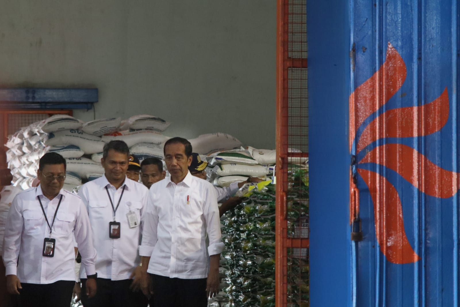 Presiden Jokowi Lanjutkan Bantuan Pangan: 1000 Warga Banyumas Terima Sembako di Gudang Bulog Klahang Sokaraja
