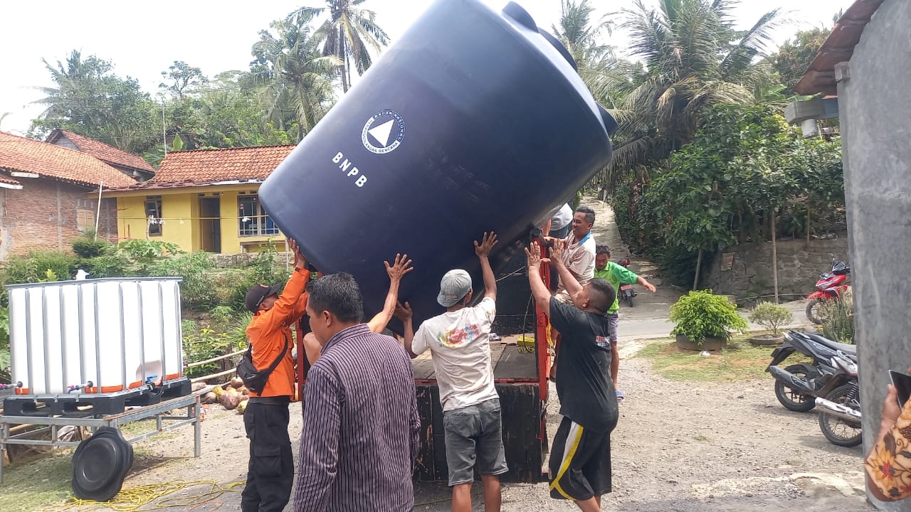 BPBD Banyumas Salurkan Bantuan Toren Bagi Desa Terdampak Kekeringan 