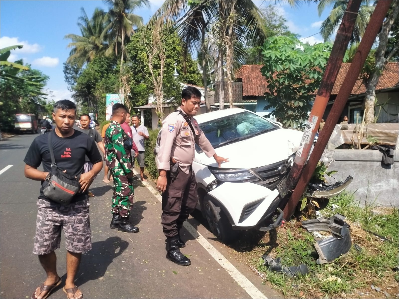 Sopir Mengantuk, Mobil Tabrak Pagar dan Tiang Internet di Kejobong