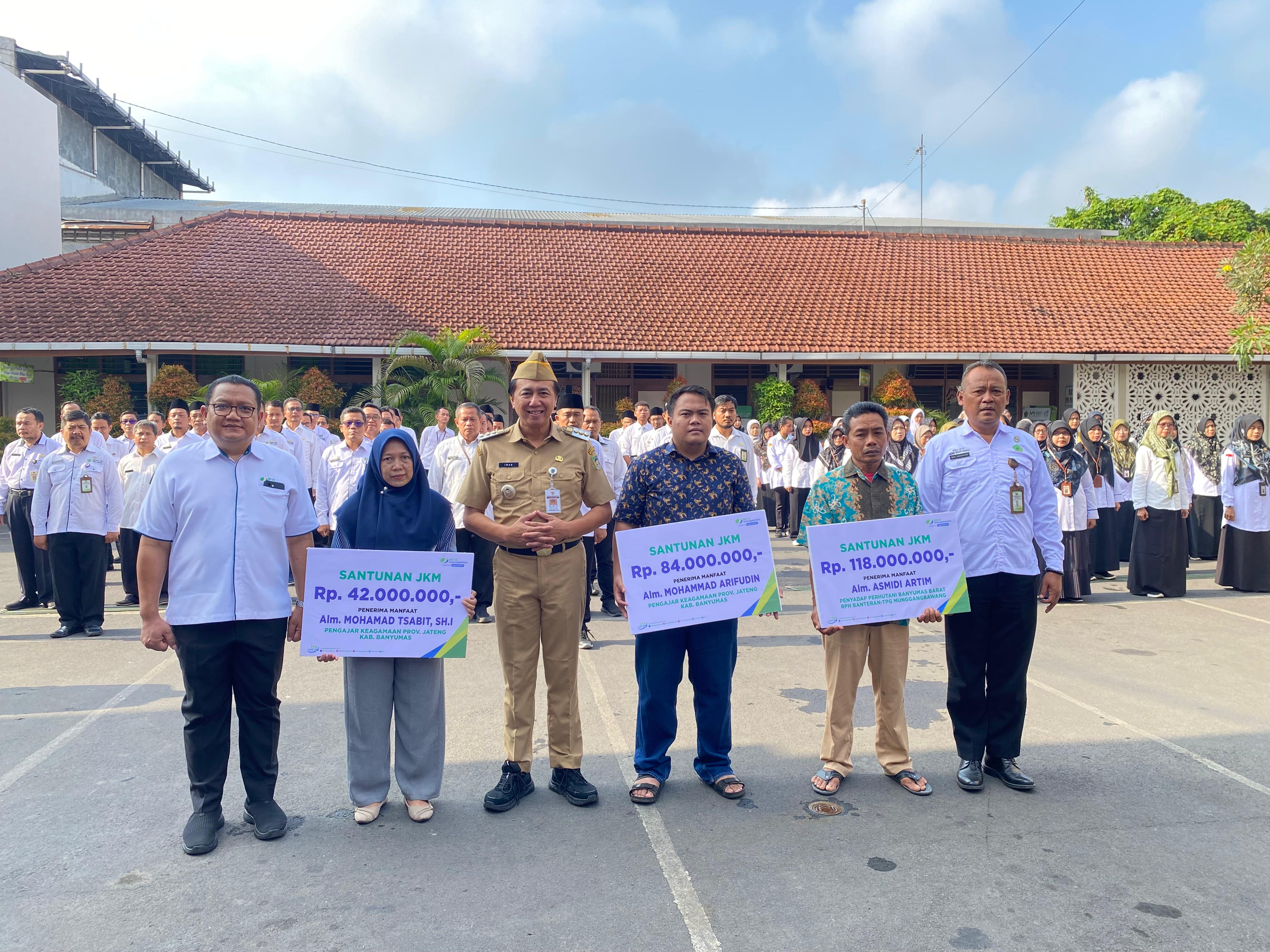 Pj Bupati Banyumas Serahkan Santunan Kematian dan Kecelakaan Kerja BPJS Ketenagakerjaan