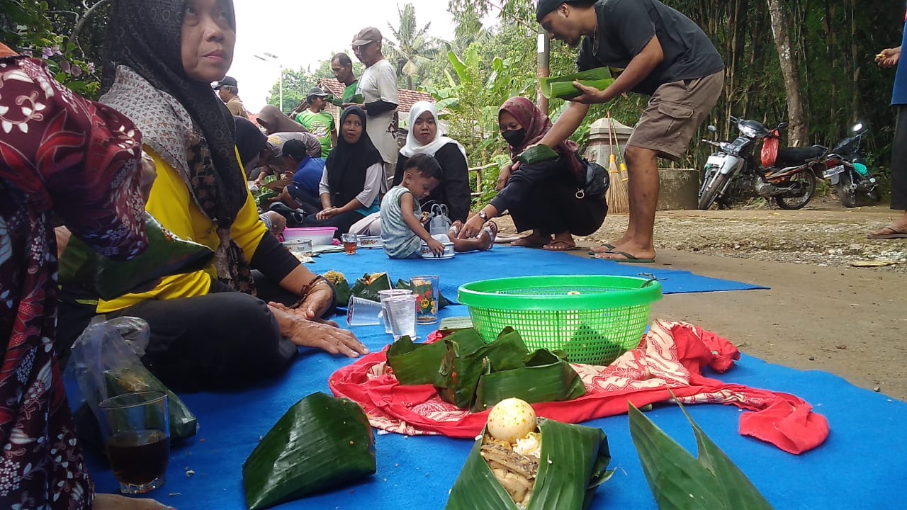 Pertahankan Tradisi, Petani Gumelar Kidul Memetri Bumi Jelang Masa Tanam 