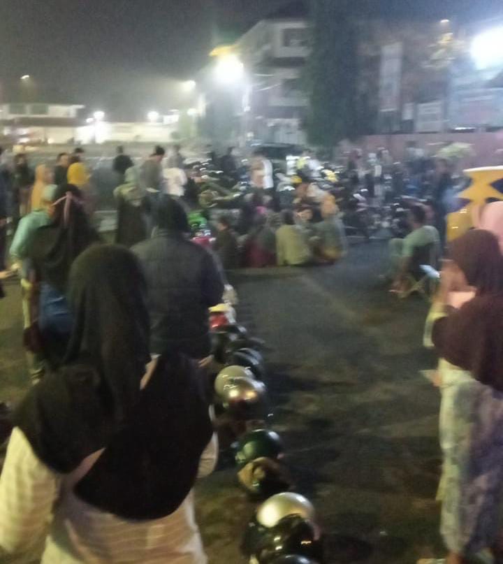 Hari Pertama Pendaftaran SMP, Orangtua Rela Antre Sejak Dinihari