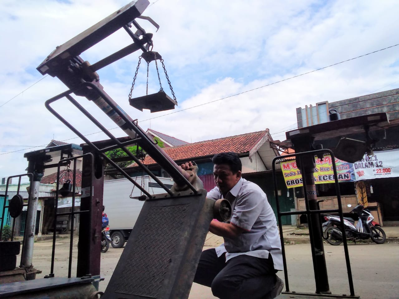 Lakukan Tera Ulang Timbangan di Pasar Sumpiuh, Dinperindag Banyumas : Banyak yang Tak Presisi