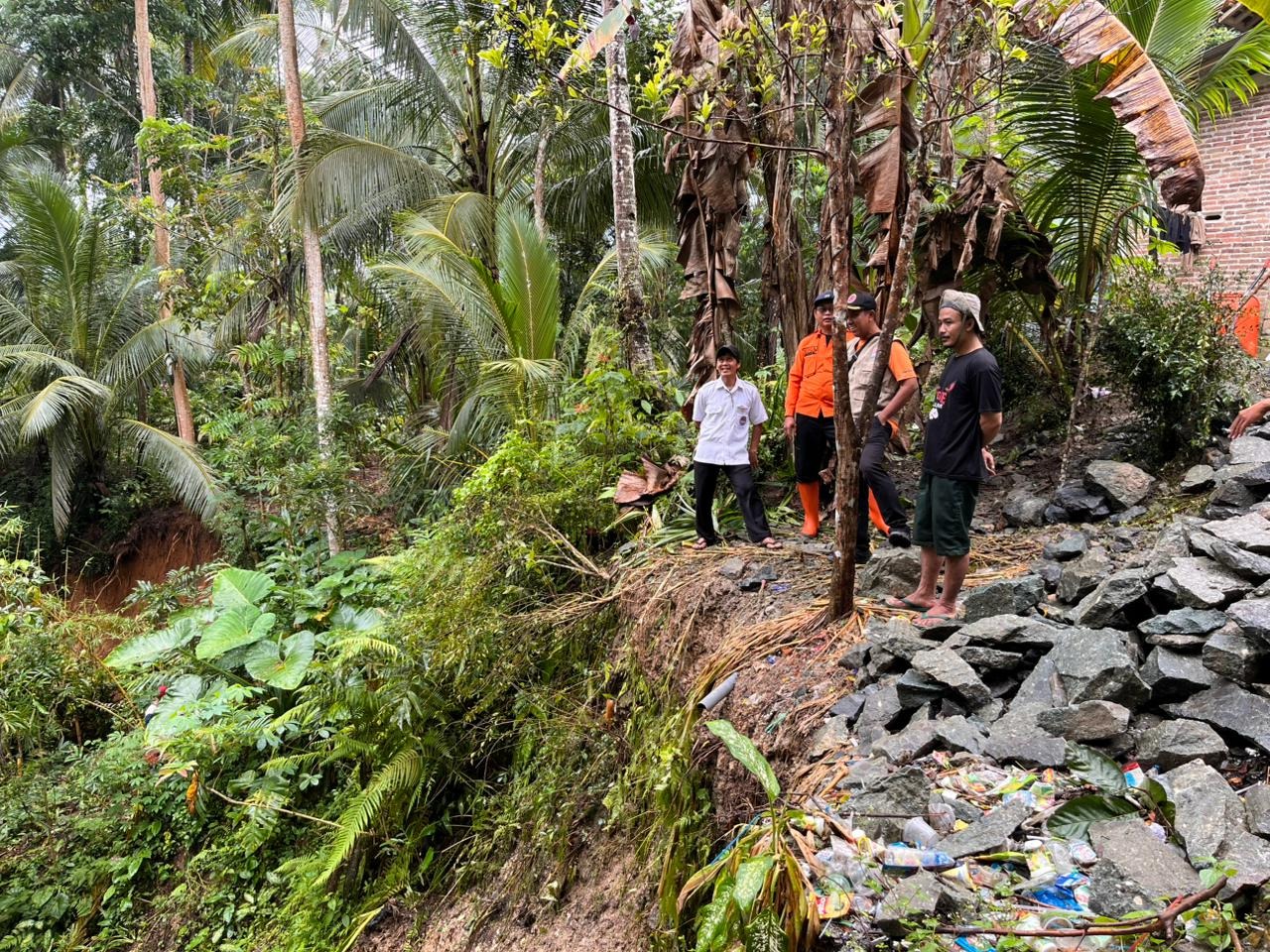 Longsor Ancam Sekolah di Buayan 