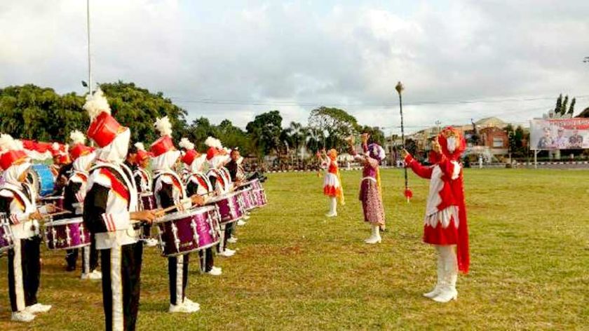 Iringi Upacara Penurunan Bendera Di Alun-alun Cilacap, Drumband SMP Muhammadiyah 2 Tampil Memukau