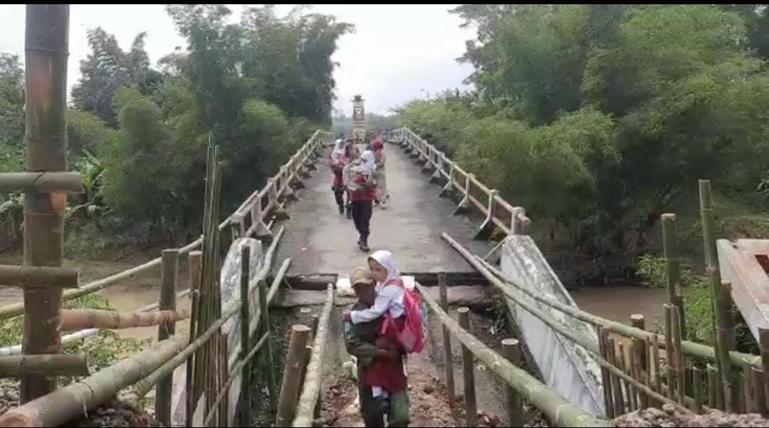 Imbas Jembatan Amblas, Ratusan Siswa di Desa Karanglewas Terpaksa Harus Memutar Selama 40 Menit