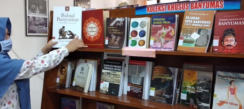 Buku Lokal Banyumas Disimpan di Rak Khusus