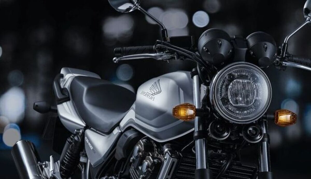 Legenda Kembali! Honda CB400 Super Four 2025 Siap Mengaspal dengan Fitur Baru