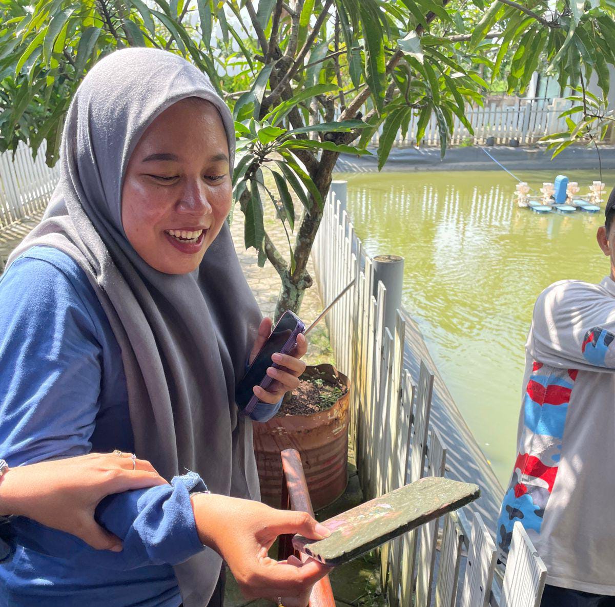 Handphone Warga Jatuh ke Kolam, Minta Bantuan Damkar Cilacap