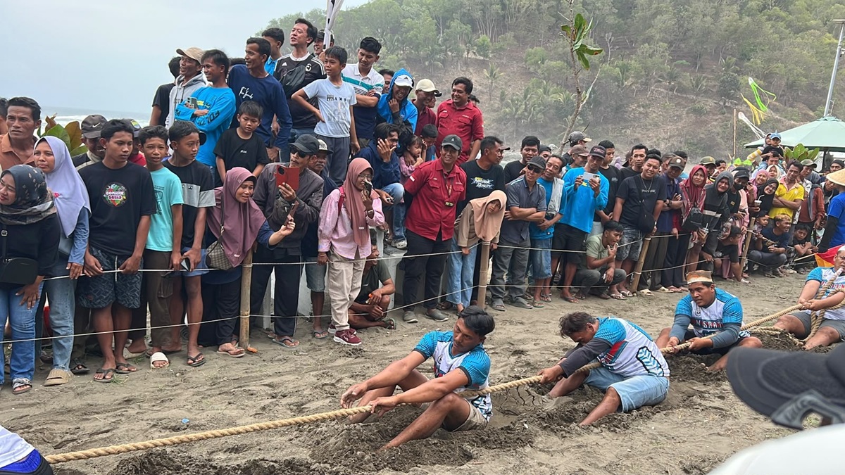 Seru! Ratusan Nelayan Kebumen Unjuk Kekuatan Tarik Tambang