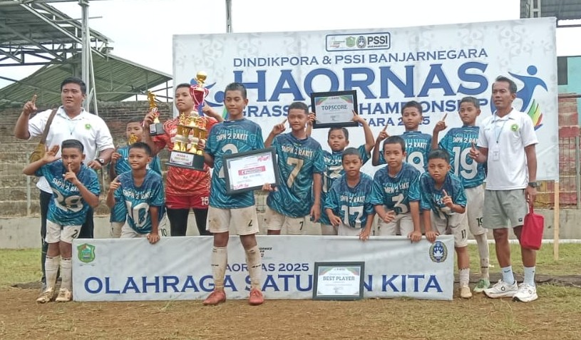 SMPN 2 Rakit Juara Turnamen Sepak Bola Usia Dini Banjarnegara
