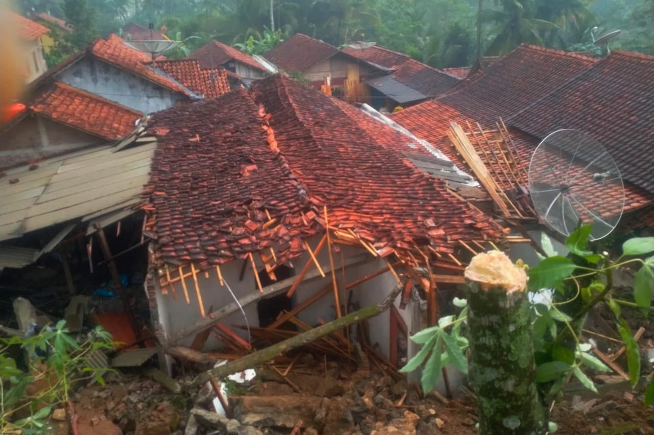 Hujan Deras, Talud Longsor di Desa Cilangkap Tiga Rumah Terdampak