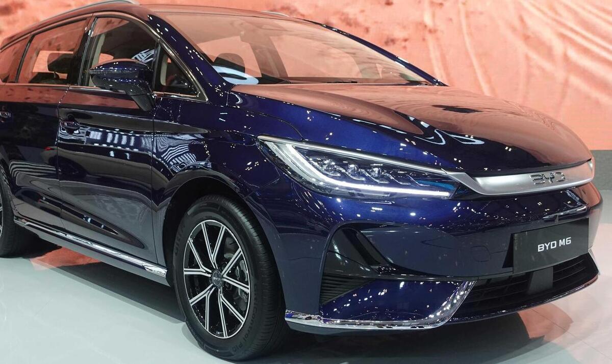 BYD M6 atau Aion Hyper HT? Pilihan Mobil Listrik Terbaik untuk Road Trip Panjang