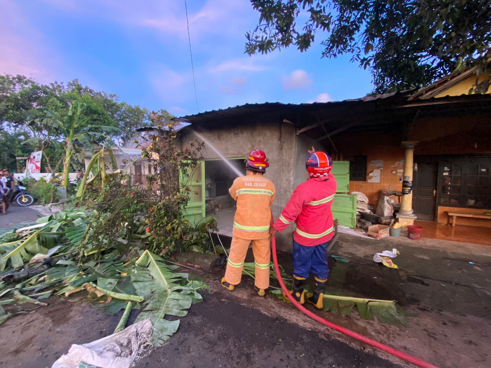 Ditabrak Pikap, Kios BBM di Desa Karangtengah, Cilacap Habis Terbakar