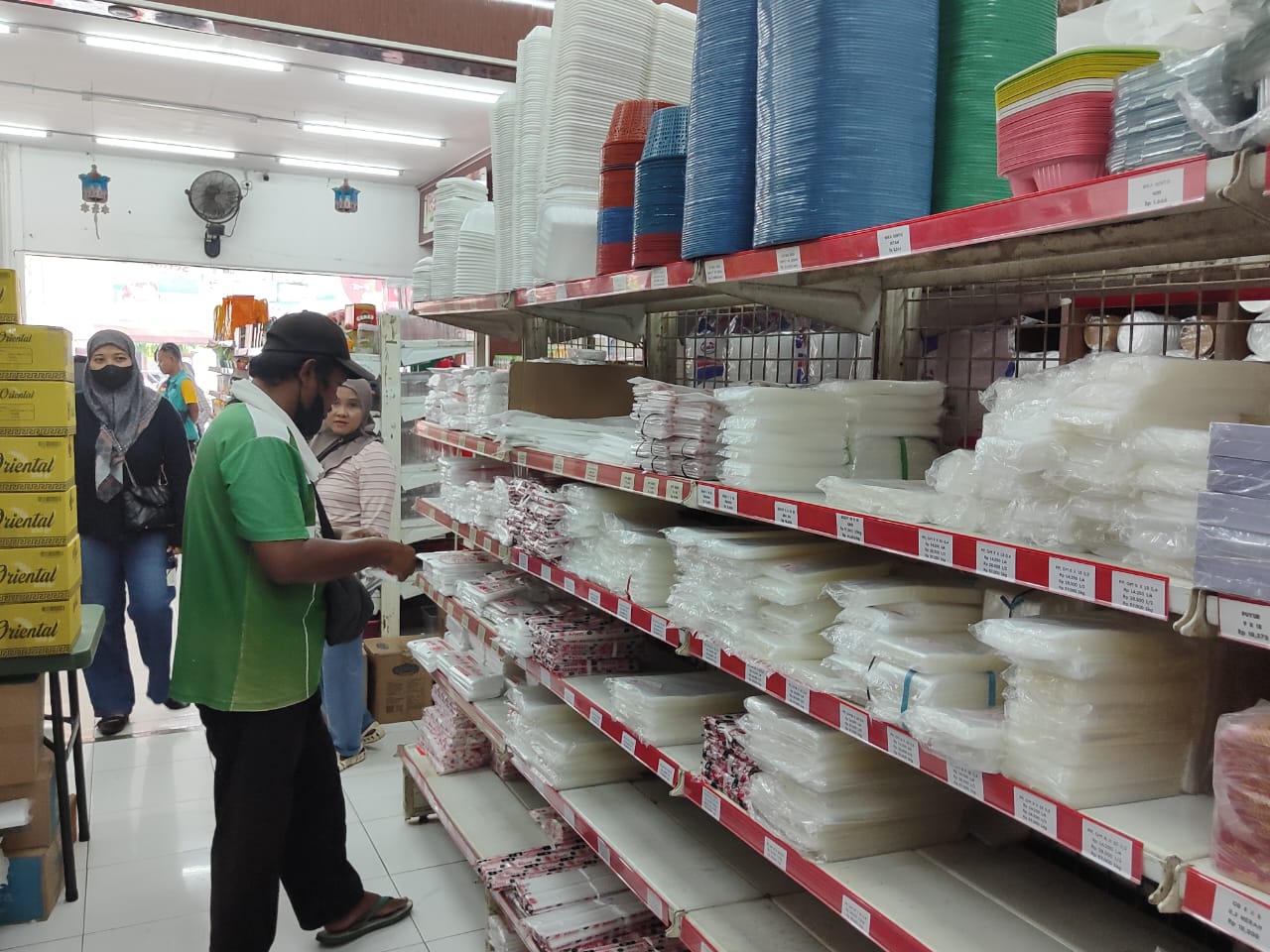 Harga Kemasan Plastik di Purbalingga Naik hingga 100 Persen, Omzet Toko Turun 50 Persen, UMKM Ikut Tertekan