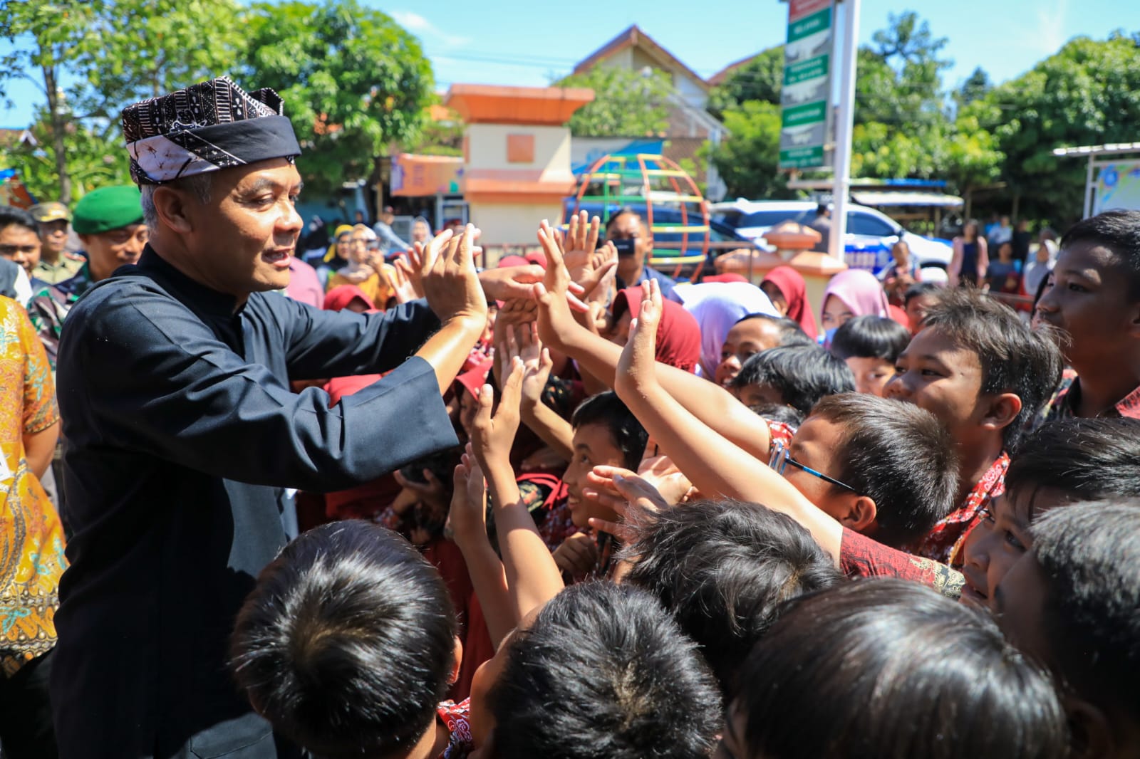 Ganjar Serahkan Bantuan Keuangan Lintas Sektor di Kendal Senilai Rp94,6 Miliar