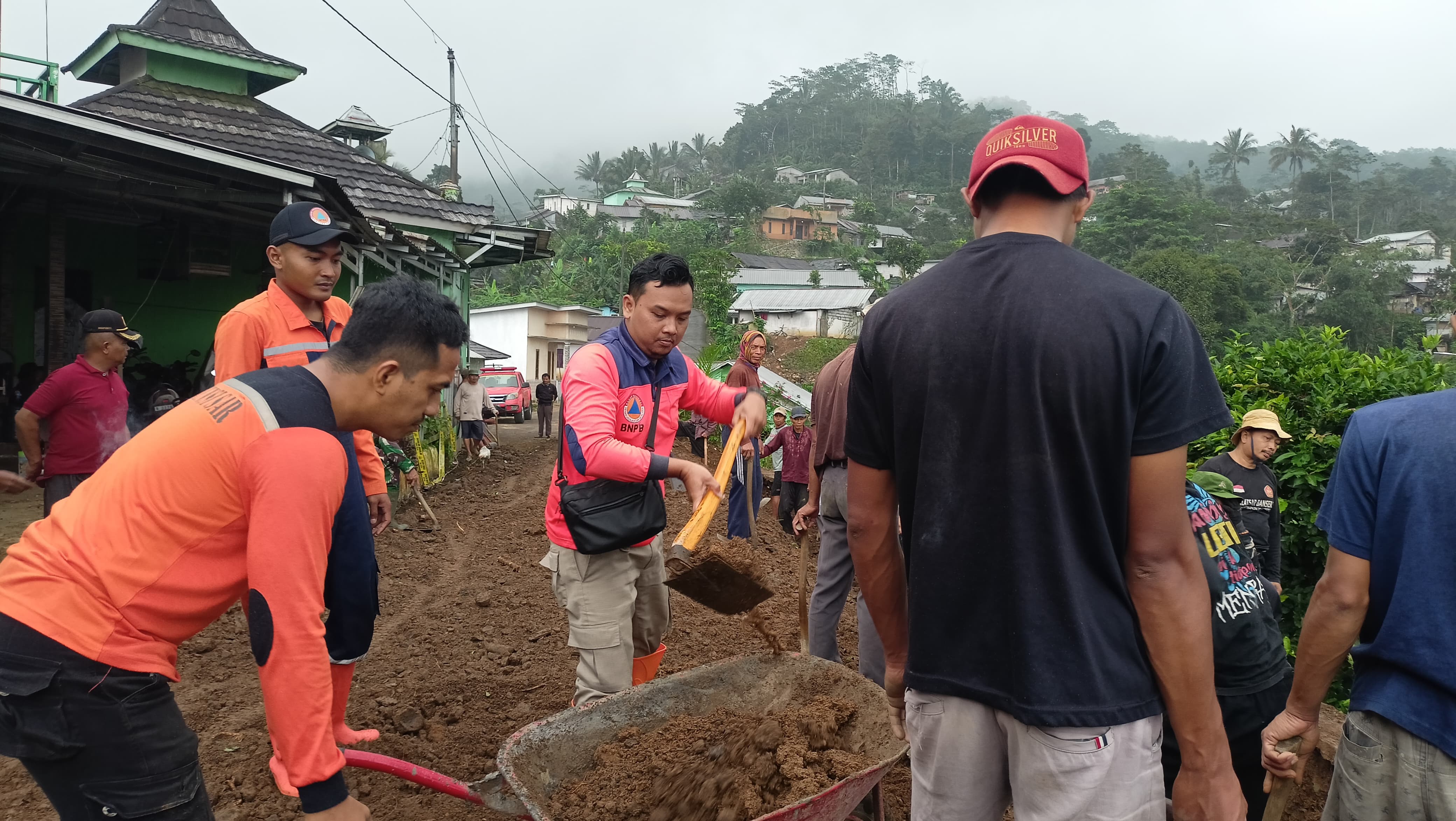 Tanah Bergerak Terjadi di Sirau, Sembilan Rumah dan Satu Musala Terancam Longsoran