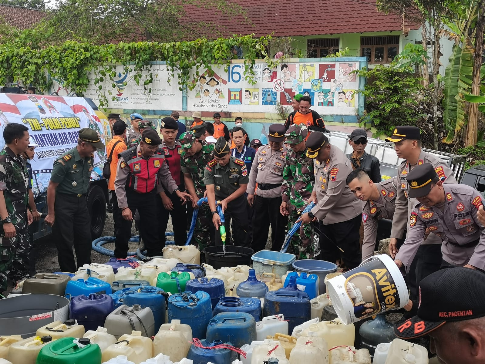 Krisis Air Bersih, TNI Polri Salurkan 12 Ribu Air Beraih di Desa Aribaya Banjarnegara 