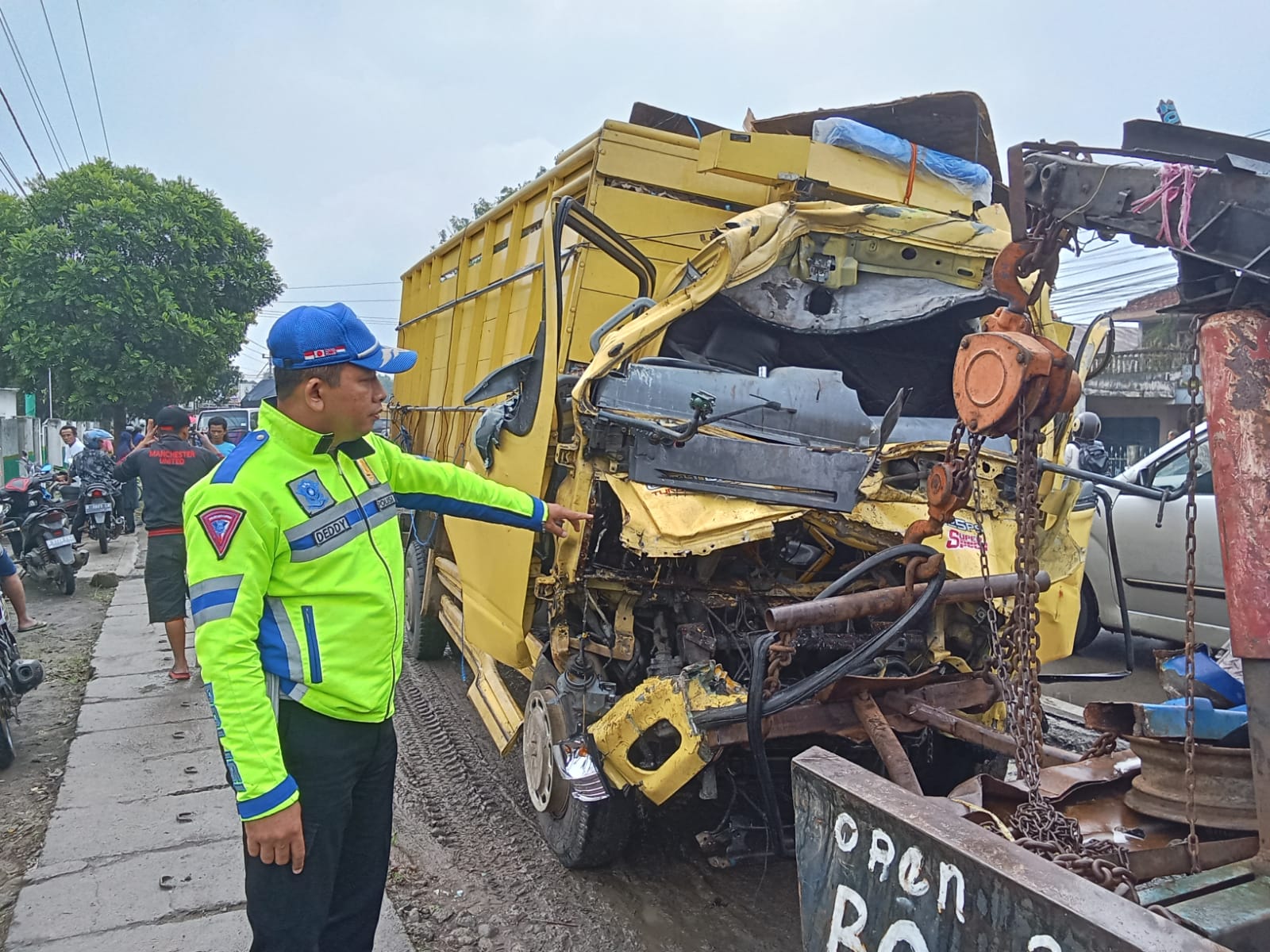 Diduga Kurang Konsentrasi, Truk Muatan Telur Vs Truk Muatan Manggis Adu Banteng di Jatilawang