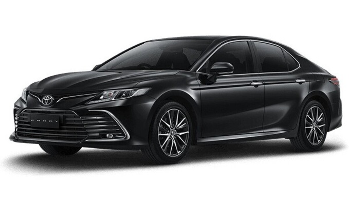Perbandingan Toyota Camry Hybrid dan Bensin, Mana yang Lebih Layak Dibeli Tahun Ini?