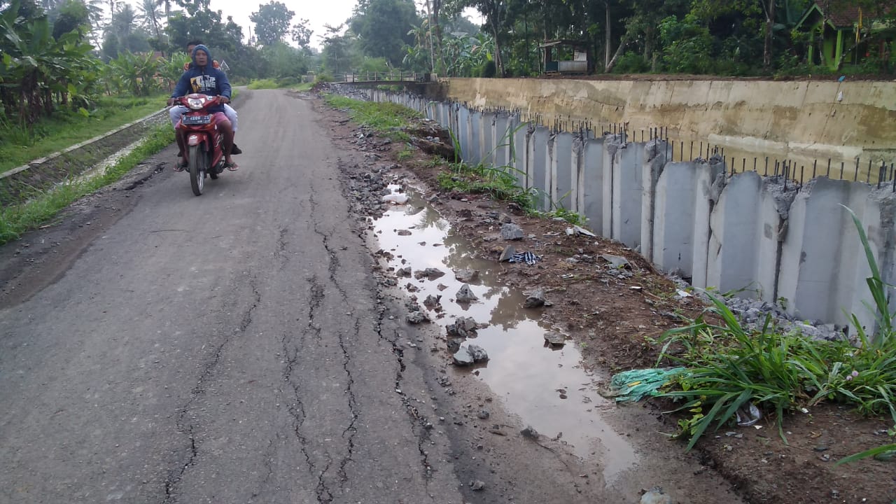 Jalan Kabupaten Rusak Imbas Proyek Parapet Sungai Angin