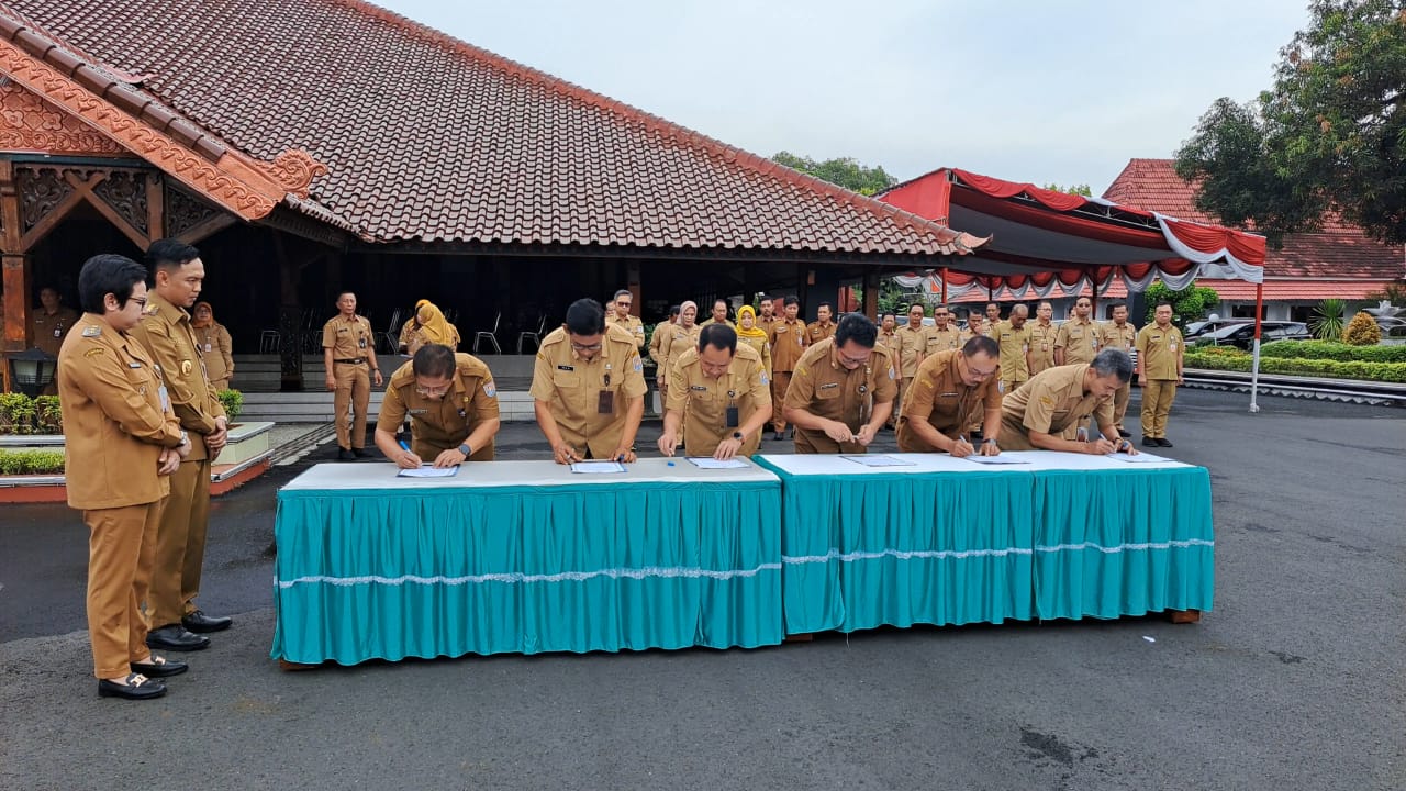Tegaskan Tak Ada Jual Beli Jabatan, Kepala OPD dan Camat  di Kabupaten Cilacap Teken Pakta Integritas