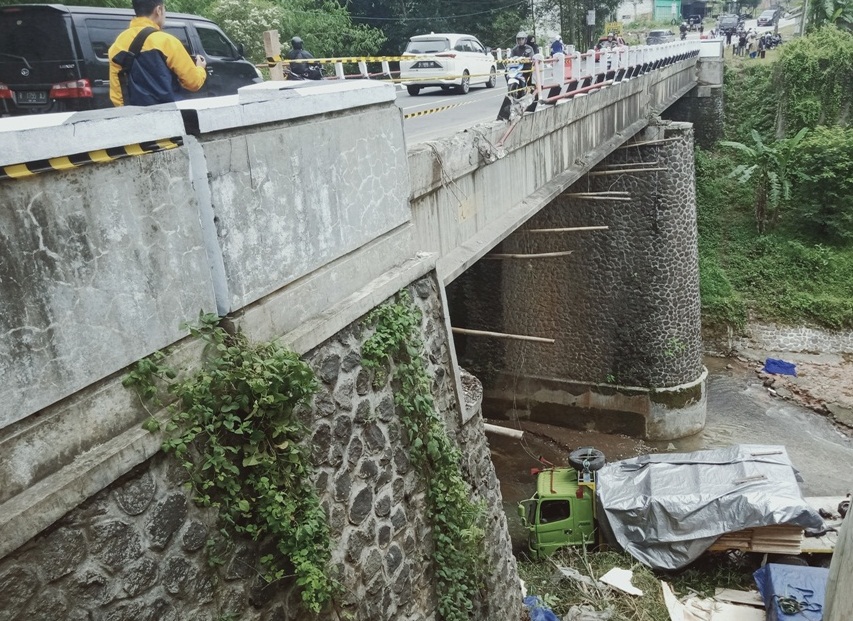 Astaga, Truk Tronton Terjun ke Sungai Glagah di Jalur Purwokerto - Tegal, Sopir Asal Purbalingga Selamat 