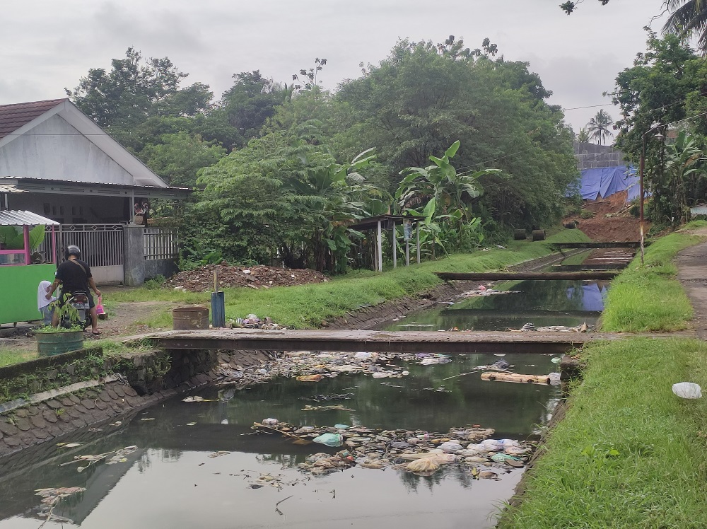 Aliran Irigasi di Tanjung Tersumbat, Bau Sampah Menyengat