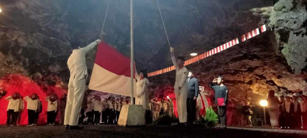Unik, Upacara Bendera HUT Kemerdekaan ke-77 RI di Goa Lawa Purbalingga 