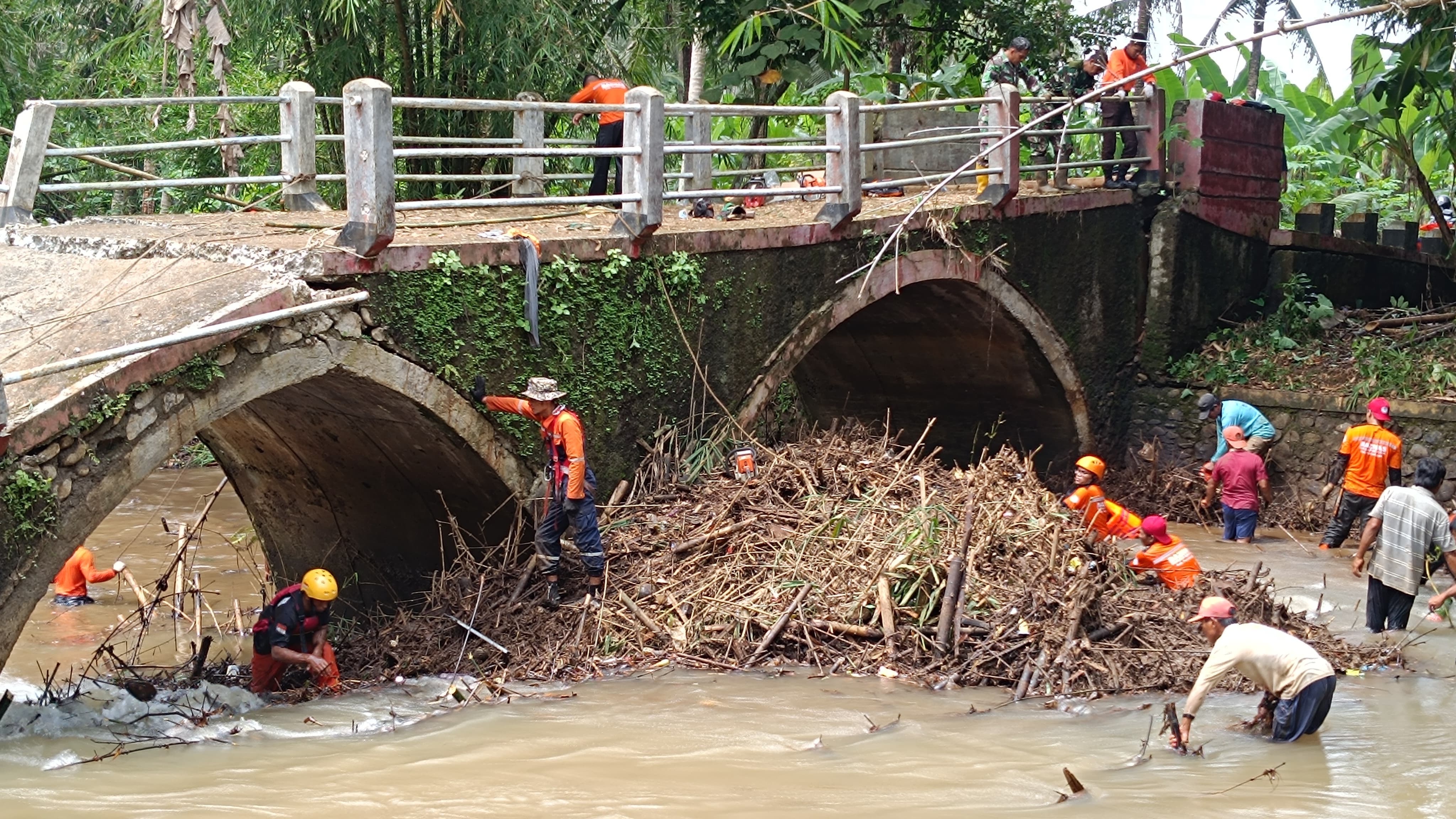 Ancam Kerusakan Makin Parah, Sampah di Jembatan Ambruk di Cilapar Dibersihkan