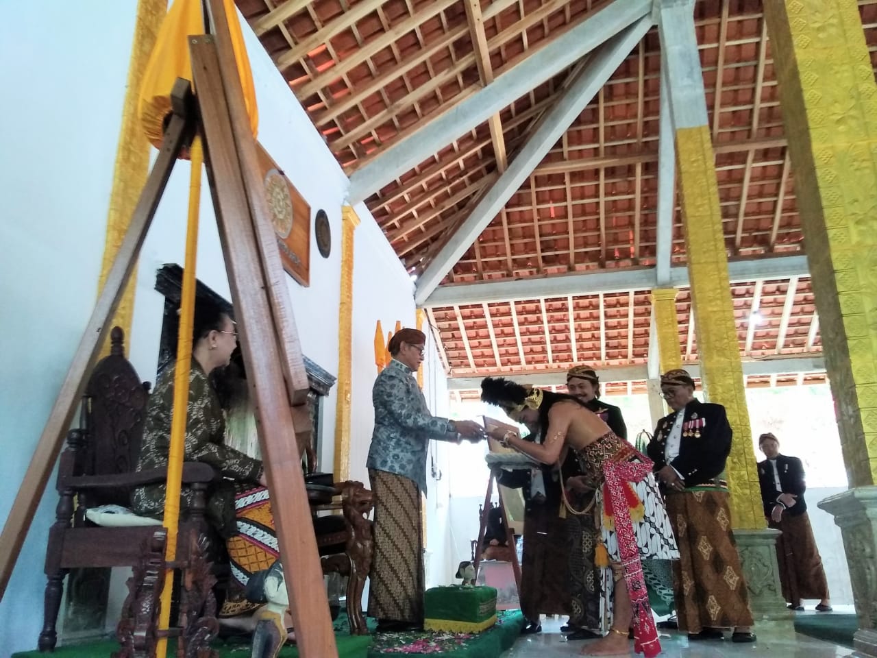 Wisudha Keraton Surakarta Hadiningrat di Pendopo Gondo Arum Bogangin Sumpiuh, Ada Lengger Lanang Rianto