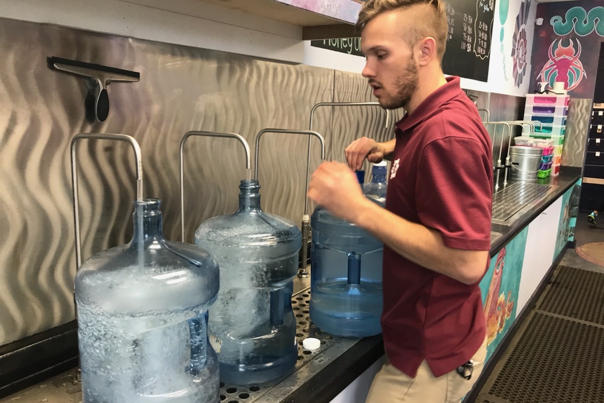 Cara Memulai Usaha Air Minum Isi Ulang, Jadi Laris dan Punya Banyak Pelanggan Tetap!