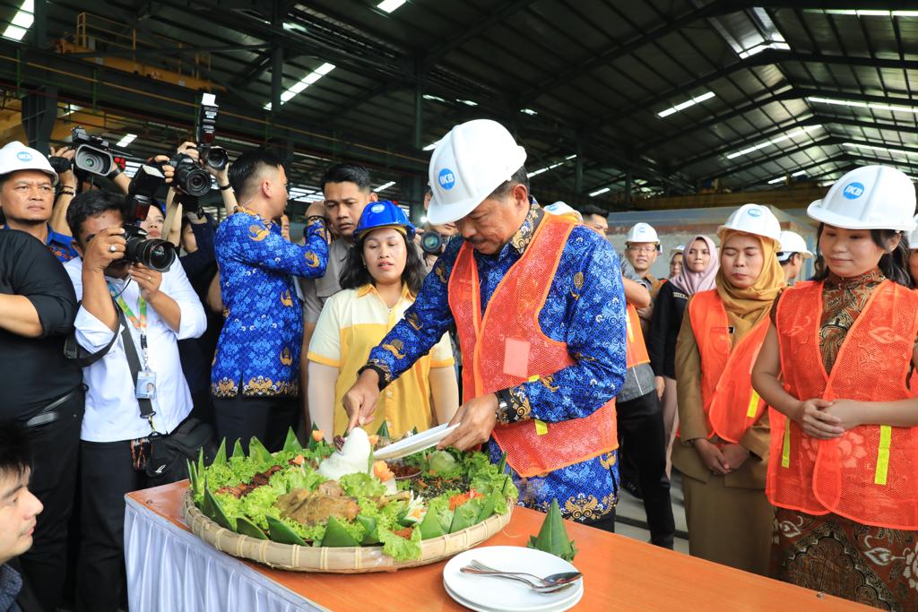 Pabrik Tiang Pancang di Demak Serap Ratusan Pekerja, Pj Gubernur Jateng Berharap Kurangi Pengangguran 