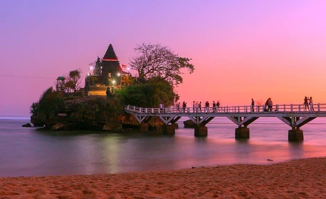 Pesona Pantai Balekambang Malang, Wisata Alam yang Memikat