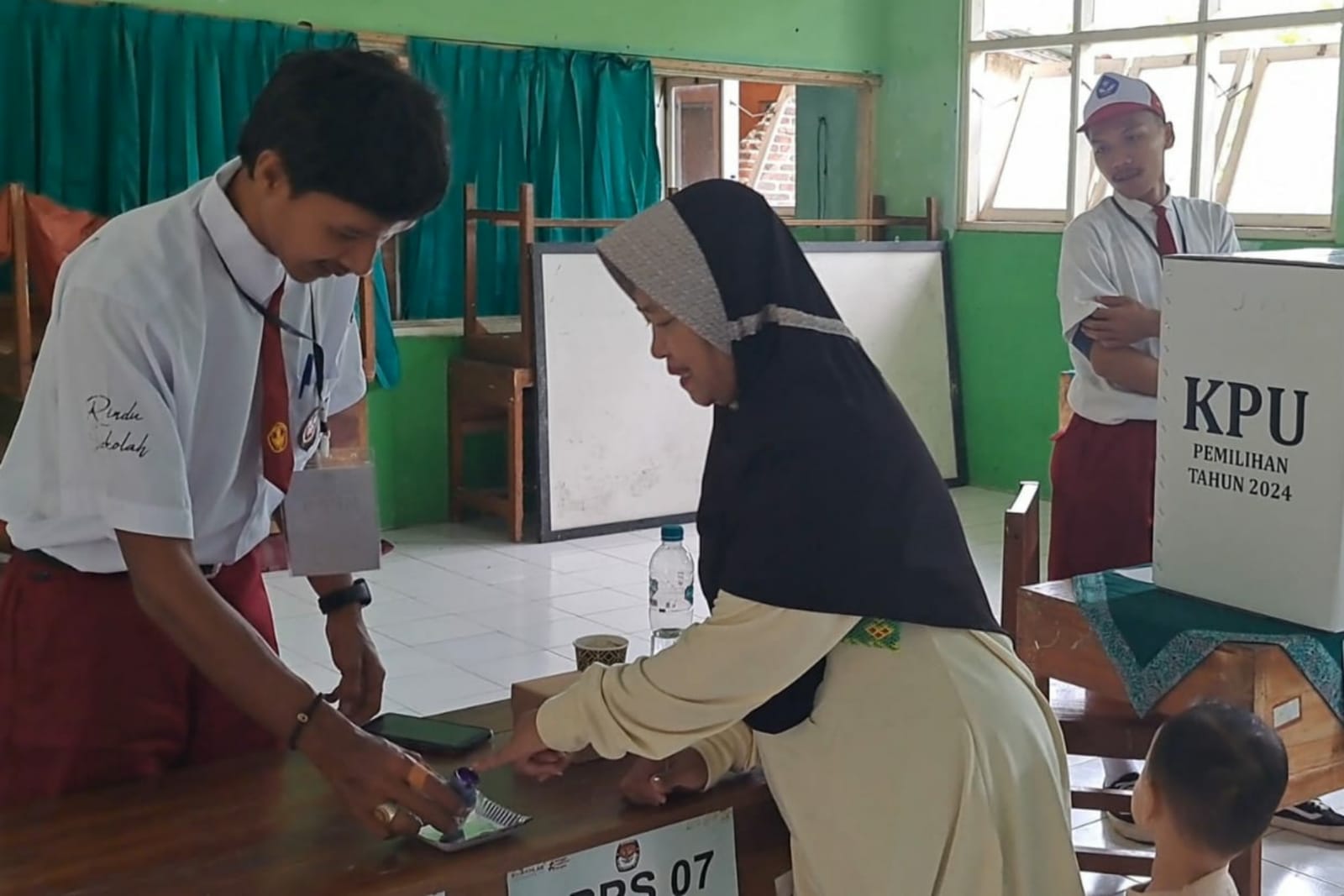 Unik, Petugas di Salah Satu TPS di Patikrja Anak-anak Sekolah Dasar