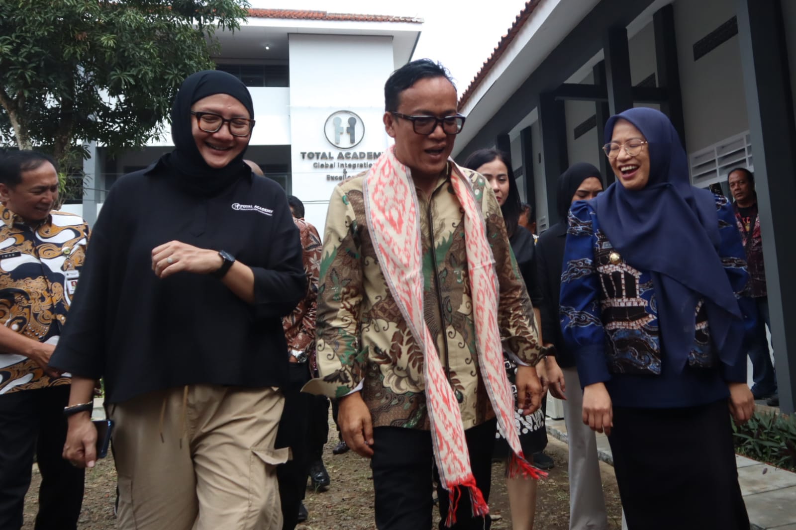 Soroti Penahanan Ijazah oleh Perusahaan, Wamenaker Akan Lakukan Sidak Nasional