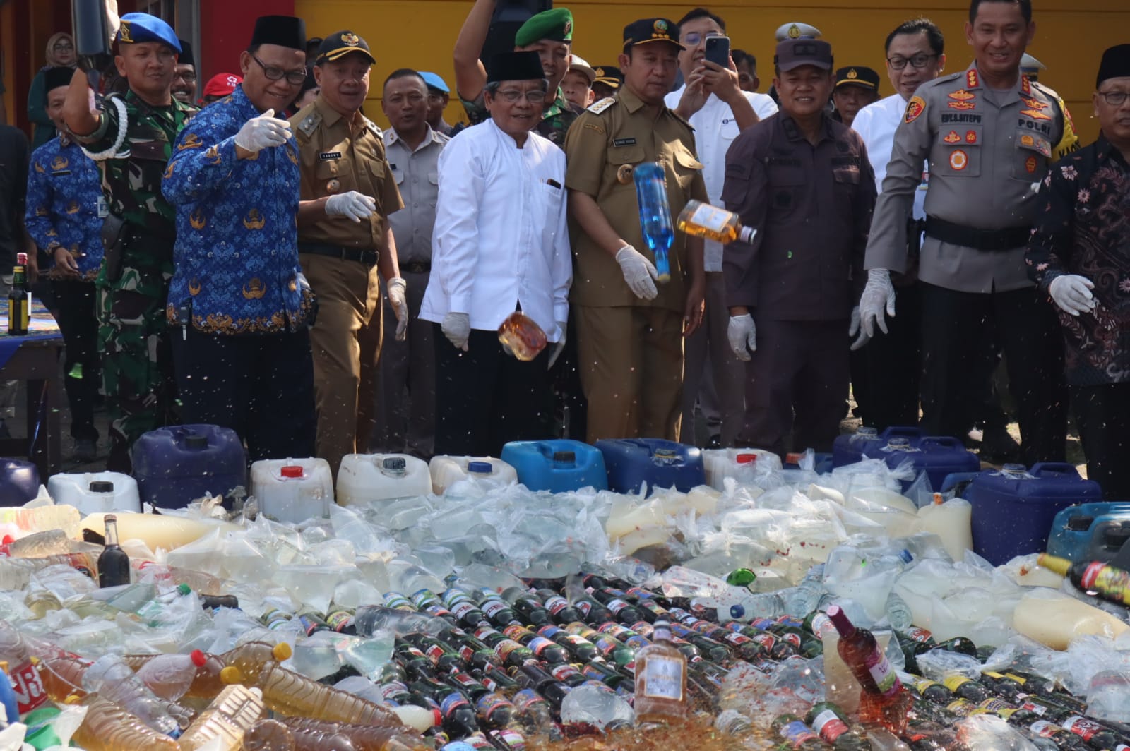 Polresta Banyumas Musnahkan 4.300 Liter Ciu dan Ribuan Botol Miras Berikut Knalpot Brong