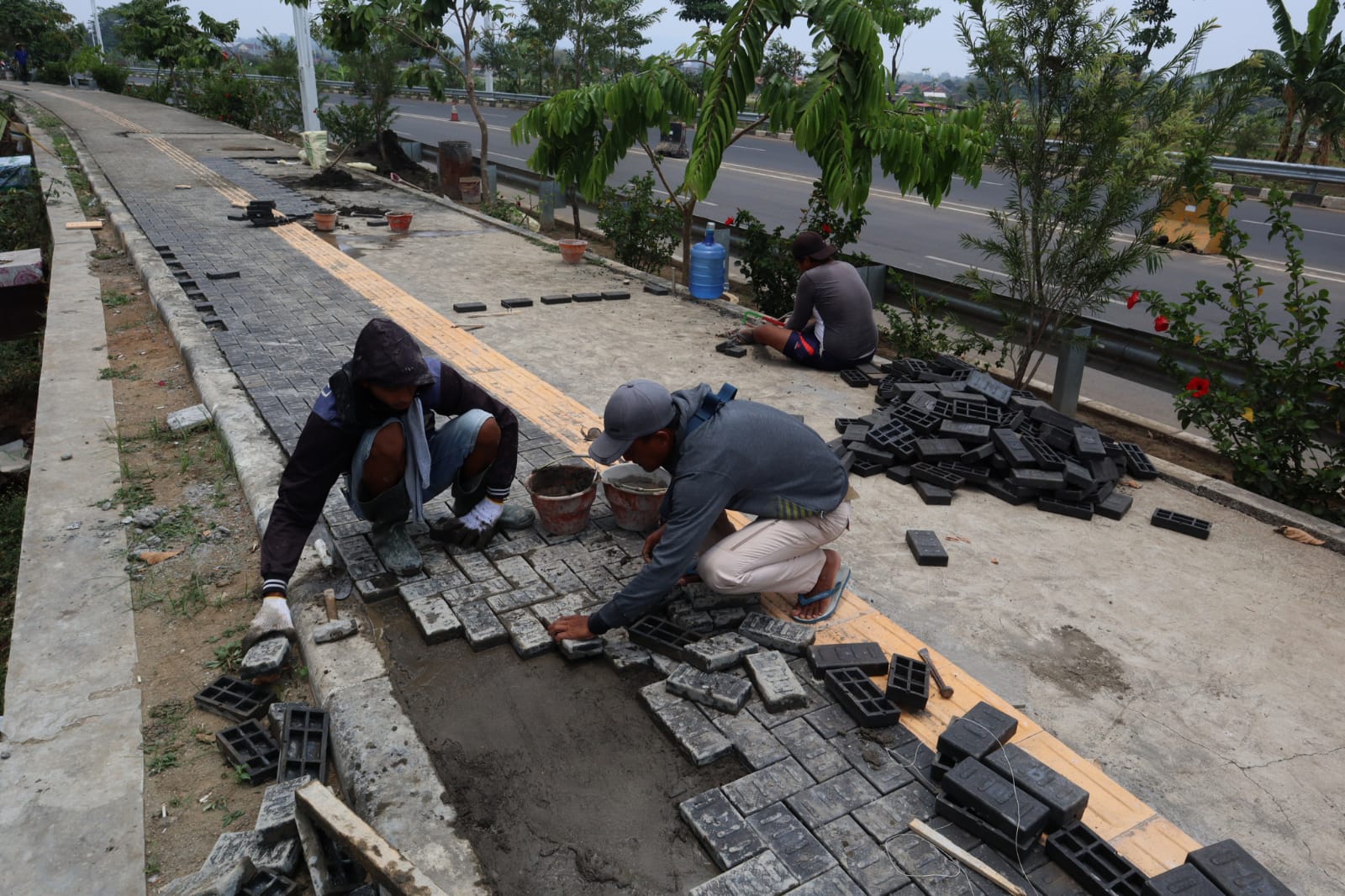 Trotoar di Kawasan Jalan Bung Karno Ditata, DPU Pasang Paving Blok Plastik