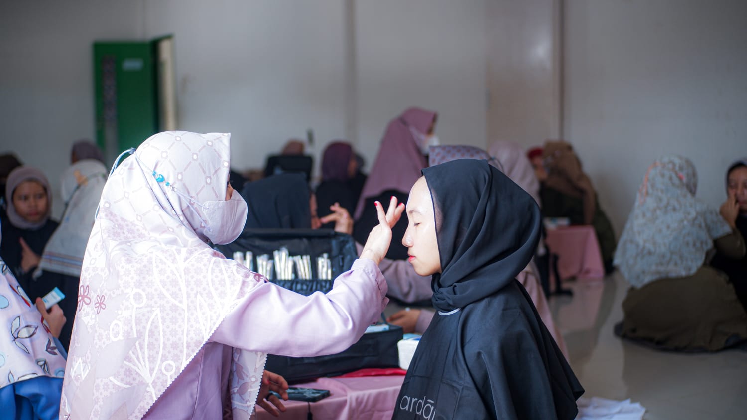 Paragon Beri Pelatihan Make Up Santriwati, Peringati Hari Ibu di Ponpes Nurul Huda