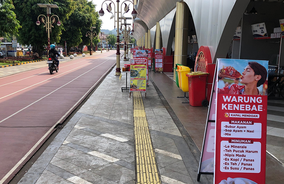 Warga Keluhkan Papan Iklan Halangi Pejalan Kaki dan Disabilitas di Area Kapal Mendoan Alun-alun Kebumen