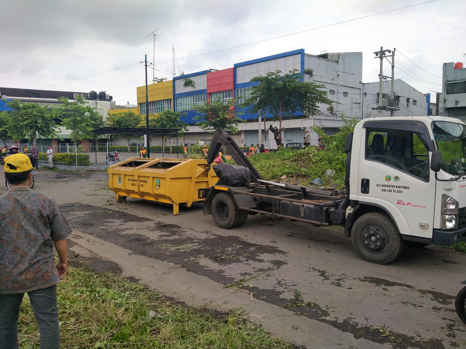 Pembersihan Kebon Dalem Kurang Alat Berat