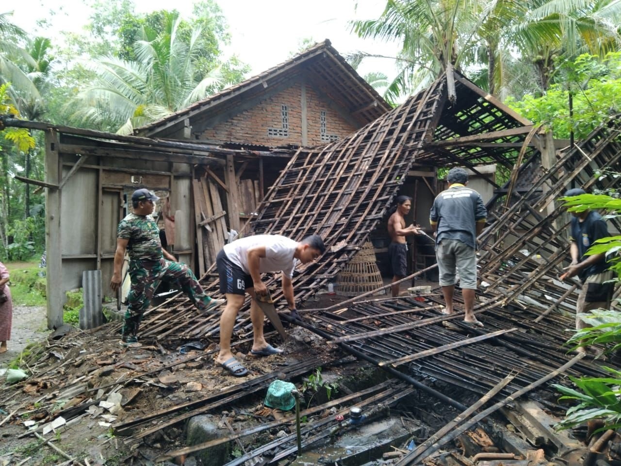 Dapur Ambruk di Buayan, Dua Rumah Terdampak Longsor di Ayah