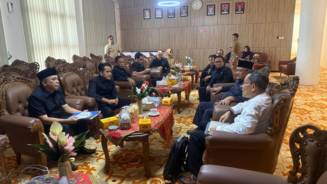 Komisi I DPRD Konsultasi Tim Ahli Bahas Polemik Desa Klapagading Kulon Banyumas